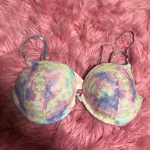 VICTORIA’S SECRET Floral light push-up bra